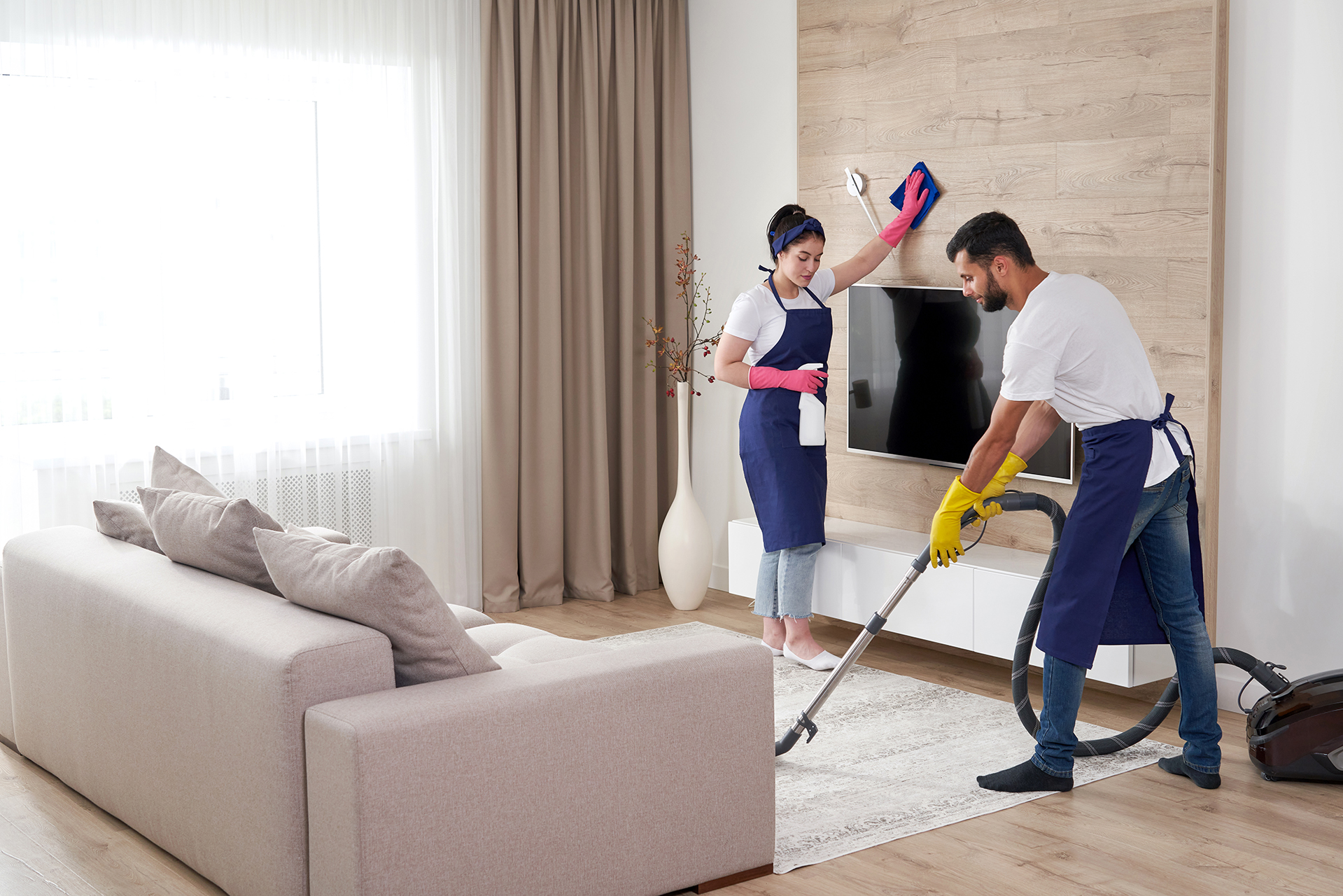 dich vu tong ve sinh 8 1 - Professional cleaning service team cleans living room in modern apartment